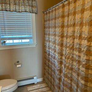 Shower curtain / 1 window valance
Excellent condition